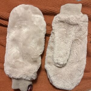 Canada weather gear faux fur mittens, adult small/medium, fleece lined, so warm